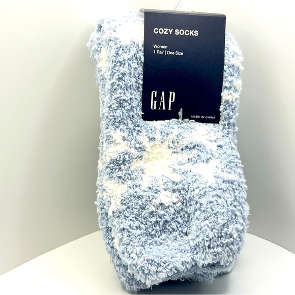 🦋$5 ~ Gap Women’s Cozy Socks ~ Fuzzy Light Blue W/Snowflakes ~ New W Tags - Picture 1 of 4